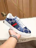 上图请注意 古奇 爆款潮流时尚正装皮鞋风靡全球，绝对不甘示弱一比一复刻！鞋面采用进口牛皮柔软的羊皮内里。以及经典的皮鞋大底，经典高端大气，时尚不失稳重；整体设计