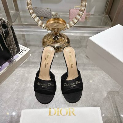 出厂 25Ss早春新款Dior迪奥D-My 五金字母圆头露趾拖鞋 这款My Dior 高跟鞋是二零二五春夏成衣系列新品，彰显精致的优雅气质。采用漆皮革精心制作,