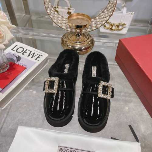 冲量价: Roger Vivier 秒杀市场版本 今年最美的雪地靴！太懂女人心思了，侧钻扣的细节十分精致，水晶方扣饰扣羊毛边漆皮裸靴， 第一眼就爱上 亮亮面皮内