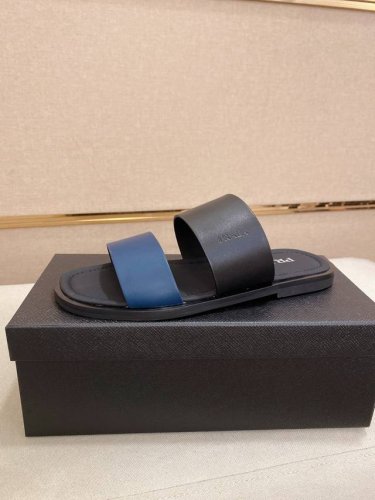 工厂p价 prada 拖鞋 顶级代购 男士春夏拖鞋专柜同步 鞋面意大利进口牛皮搭 标志图形高品质工艺 鞋底 原厂特供原版底 独家活动成型底超级舒适 原厂跟单货