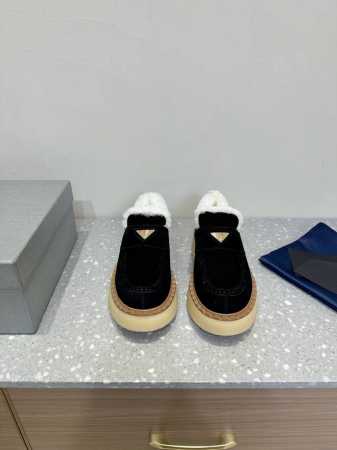 PRADA 普拉达 24ss秋冬新款 厚底休闲 羊毛 乐福鞋 这款运动鞋延续经久不衰的轮廓，是新款经典单品 采用麂皮 精心制作， 提升格调 款式轻盈，搭配三角扣 - 点击图像关闭