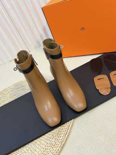 Herm*s 爱仕秋冬新款短靴 顶级品质 Hermes 经典款 Kelly扣短靴 上脚超级有气质 而且也是官网主推款 经典永不落时 鞋面全小牛皮 内里羊