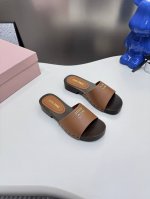 出厂 Miumiu~2025Ss缪缪春夏走秀款新款平底小牛皮凉鞋拖鞋 木纹大底 zp开发 原版拆卸 细节对版秒杀市面普通版本 Miumiu真的太少女啦 皮质超级