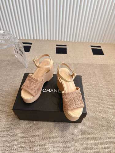 Chanel 小奈儿网纱水钻厚凉鞋 小香 25A春夏品质 每年必入的经典款之一！最新设计 更加彰显和品味～所有材质都根据原版定制！购入开发。万能百搭神器，夏日沙