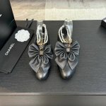 冲量价: 24Ss春夏新款Chane*小香圆头大蝴蝶结珍珠链单鞋 嗲嗲的蝴蝶结装饰，俏皮又不失千金风～脚踝处采用珍珠链链接，满满的精致感 妥妥的行走白富美！甜度