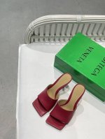 Bv 葆蝶家 18色齐 塑造经典一字深口拖鞋 酒红香槟色 Bottega Veneta 深口拖鞋继续延续 夸张的各种配色 必将影响穿搭界 各个明星 博主争相试穿