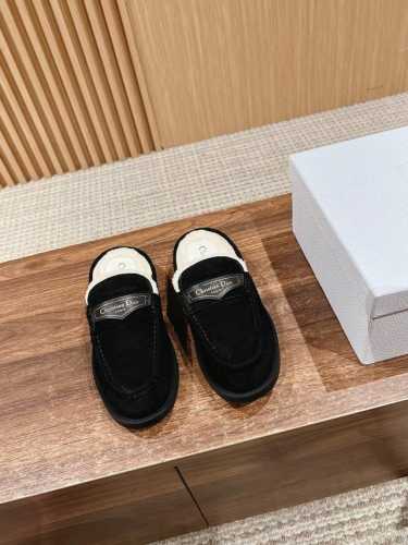 迪奥穆勒鞋包头半拖鞋 这款融入 Dior 非凡的精湛工艺，重新诠释经典乐福鞋设计。采用绒面羊皮革等材质精心制作，饰以白色皮毛一体里料提升格调，正面皮革标签饰以金