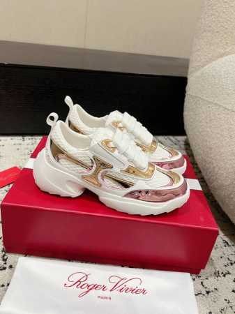 Roger Vivier 25 春夏 RV 水钻厚底运动鞋 老爹鞋休闲鞋以皮革拼镜面织物和网眼面料制成前面点缀迷你闪钻饰扣和珐琅花朵舒适又不失活泼，尽显松弛感面 - 点击图像关闭