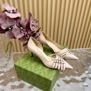 2024专柜同步更新新款 Gucci 24S秀场尖头高跟凉鞋 这双我称之为“氛围感之神” 柔颯利落的小尖头自带高级 扣带都是可以自由调节 细嫩的牛漆皮搭配金扣让