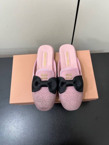Miumiu春夏新品蝴蝶结配饰雕花冲孔平底乐福鞋单鞋拖鞋系列 即优雅又可爱 带弧形的小圆头 完美演绎赫本风 上脚可爱又减龄 配上袜子又满满学院风 鞋面采用进口混