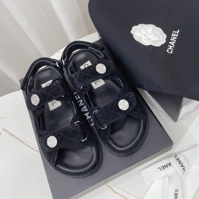 chanel~~沙滩鞋~~经典配色，百搭M多裙子 裤子，网红搭配不同颜色袜子穿也超级洋气 看似简单的凉鞋却历经多月M次调试改模，鞋型中底工艺都是正品级别 实物比