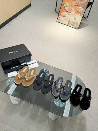 冲量价: Chanel 2024春季新款 丝绒水晶钻春夏秀场人字拖鞋 ，低调的外观搭配闪亮的精致面料，同时在人字拖条带上还镶嵌了CHANEL水晶标志，首发这个鞋 - 点击图像关闭