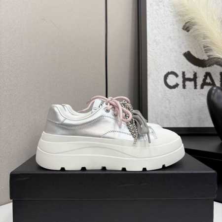 chanel香奈儿25S厚底珍珠蝴蝶结小白鞋 休闲鞋板鞋 网红明星同款 将时尚与舒适完美融合 鞋面简约大气 搭配精致珍珠与多彩鞋带 细节之处尽显奢华格调 厚底设 - 点击图像关闭