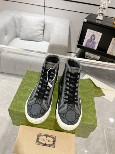 女 男 Gucci Tennis 1977经典系列帆布鞋 早春系列以再生聚酯纤维焕新演绎经典Gg标识 全新系列大胆探索品牌典藏元素 在复古设计中交织现代精髓 出