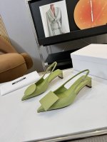 price: 380羊皮 牛仔布 品 牌：Jacqumus 小众潮牌Jacquemus25春夏新款方圆尖头后空凉鞋 Jacquemus独特的方扣与圆扣设计，别致