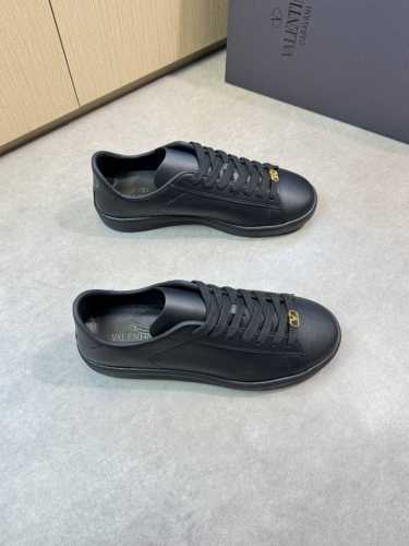 Valention 华伦天奴 -高端品质 原单休闲运动板鞋 -鞋面：纳帕小牛皮、品牌金属扣件、鞋舌.后跟品牌Logo -内里：水染羊皮 -大底：超轻Tpr 橡胶