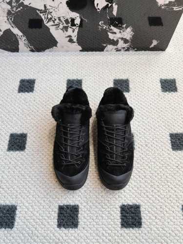 顶级版本 代购级别MM6 x SALOMON 联名款半拖鬼才设计师品牌，一个轻奢品牌上脚很百搭哦，也很随脚舒适，这一款德国训练鞋延续了经典的T形真皮拼接设计，经