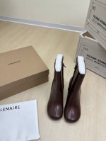 Lemaire 来自法国巴黎 设计师品牌 女鞋 头层牛皮 真皮包跟 档次满满 棕色 可爱 大圆头设计 延伸。 将肌肤分割成块面，有着若隐若现的魅力。 弹力 元素