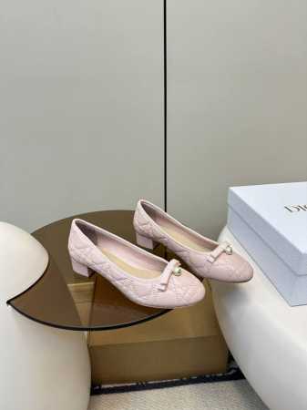 顶级原单 配飞机盒 dior 迪奥 新品芭蕾舞鞋Cd珍珠扣3Cm粗跟单鞋 新品珍珠菱格纹芭蕾舞 芭蕾鞋经典的迪奥藤格纹元素 罗纹蝴蝶结上加了Cd细节的珍珠设计精 - 点击图像关闭
