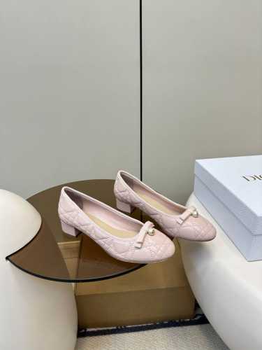 顶级原单 配飞机盒 dior 迪奥 新品芭蕾舞鞋Cd珍珠扣3Cm粗跟单鞋 新品珍珠菱格纹芭蕾舞 芭蕾鞋经典的迪奥藤格纹元素 罗纹蝴蝶结上加了Cd细节的珍珠设计精