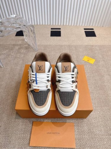 配饰30 louis Vuiton 路易威登 新款 Lv Trainer系列板鞋篮球鞋 Lv Trainer运动鞋是由设计师Virgil Abloh由复古篮球鞋