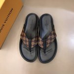 Outs *Vuitto* 新款男士拖鞋，高端精品，原版材质，精细做工，鞋底超软，休闲宽松舒适型，经典棋盘格设计，夏季必入哦size：38-45