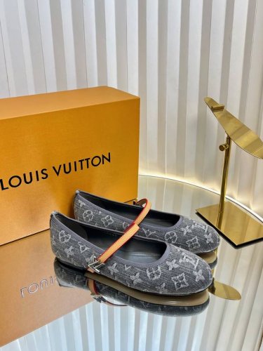 顶级版本Lv 驴家 25Ss 丹宁牛仔太好看了 很少做Lv家的单品 原版购入 用心开发 鞋跟都是开模定制 最新色系芭蕾舞鞋多彩多色 老花配搭单宁的棕色皮质 也太