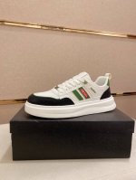 新款1:1 Prada～普拉达 潮流新款上市 官网同款 专柜品质 原版搭配 精选头层小牛皮面料。舒适透气羊皮内里 做工精细 用料上层 100%纯牛皮打造 原版楦