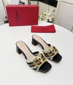 出厂P橡胶底 、真皮底 、Valentino.华伦天奴 25Ss最新系列 手工编织细节完美 非常亮眼的走秀系列推出 码数：35一43 41 42 43定做
