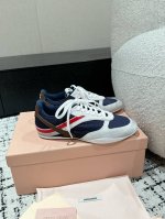 男+10 #顶级版本Miu Miu繆繆 25 春夏新款走秀 情侣 德训 休闲鞋秀场工艺来自Miu Miu系列的细节特写 新季的潮流要素一与此刻挚爱的概念，多元对