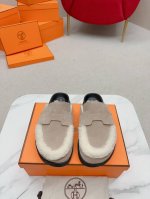 女款 男款 Herme‘s爱仕 最新情侣款 勃肯毛拖鞋 老舅鞋 泰迪穆勒鞋H毛拖 原版购入开发 做货 爱仕GO系列 麂皮山羊皮和羊毛皮穆勒鞋，经典“H”型鞋面细