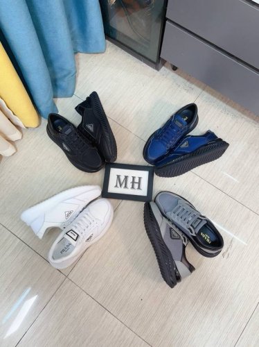 出厂价p 普拉达 prada 奢华时尚的高端产品完美的楦型加上顶级的手工制作 使得本款鞋子立马形成了一股浓郁的贵族气息 进口头层牛皮搭配布洛克雕花工艺真皮内里法