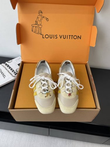 顶级版本 配饰20 louis Vuitton路易威登驴牌春夏Sneakerina系列 芭蕾运动鞋 德训鞋 情侣款 Sneakerina 芭蕾风运动鞋以丝滑绒面