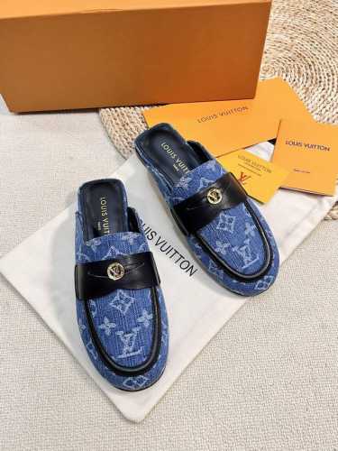 路易威登lv louis vuott on fw24 new arrival～秋冬最新款毛毛拖鞋～ 这双毛拖也是好好看！皮质的就是非常高级呀！！搭配秋冬的牛仔短