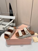 P300 被追问无数次的Miumiu拖鞋时尚圈新宠 家人们，又到了分享宝藏单品的时刻！Miumiu今年在拖鞋界杀疯啦，这款新品一亮相，直接美到我心巴上！ 进口面