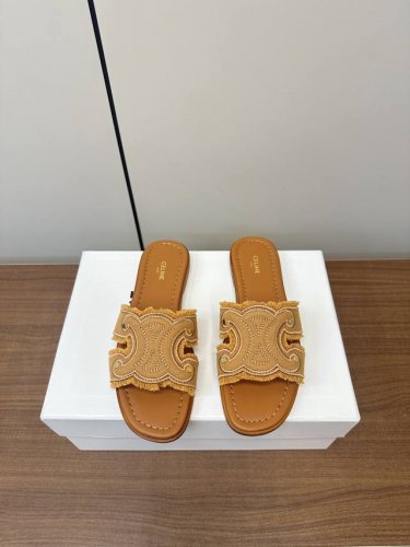 橙子出厂价p celine 赛琳 春夏新款 凯旋门微标平底拖鞋 英伦风休闲凉拖 简约大气时髦 耐看不过时 是时尚圈永不退潮的经典所在 复古的英伦风格 让你穿出不