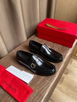 ferragam～ 码数：38-45 F家官网同步新品男士正装皮鞋，完美做工，顶级复刻，采用进口意大利小牛皮设计，古法手工搭配原版五金扣饰，牛皮内里 垫脚，进口