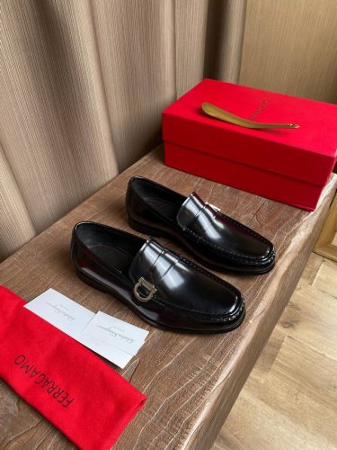 ferragam～ 码数：38-45 F家官网同步新品男士正装皮鞋，完美做工，顶级复刻，采用进口意大利小牛皮设计，古法手工搭配原版五金扣饰，牛皮内里 垫脚，进口