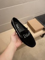 实价 Dior 官方新款，意大利名模贵族们爆款，Dior时尚界的佼佼者，无可超越，官方高品质精品高端商务豆豆鞋。明星周杰伦同款，原单正品，采用进口原版牛皮+原版