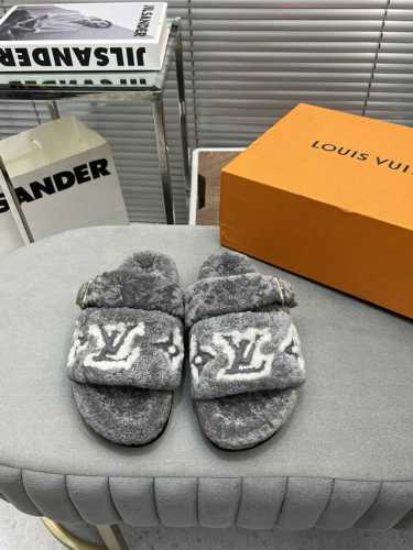 出厂 LV羊毛拖鞋 秋冬舒适保暖 ！ 进口羊毛面料特殊工艺烫卷儿的，羊绒滚边。 Eva发泡底 SIZE：35-40 40定不退换