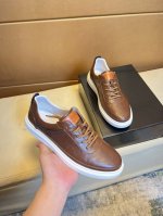 原单品质独家首发 路易威登～独特现代风运动鞋。休闲乐福原版皮 猪里 拒绝脱色磨脚 鞋底：原厂特供原版底，超酷 系带走路都带风风格设计 超舒服耐磨防滑原版底 。就