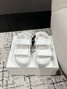 顶级版本PRADA 25 普拉达 厚底魔术贴两带凉鞋 半拖厚底魔术贴凉鞋 酷感当道 这双魔术贴凉鞋必须C位 绗缝皮革质感上乘 利落搭带设计 不仅是行走的时尚单品