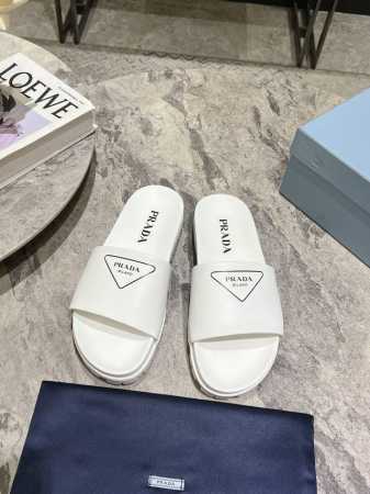 Prada 普拉达春夏情侣款经典款拖鞋 最新走秀系列，经典升级 舒适度与时髦度并存 每个颜色搭配都好看，设计搭配不同风格需求 鞋面：定制面料 内里: 定制内里 - 点击图像关闭