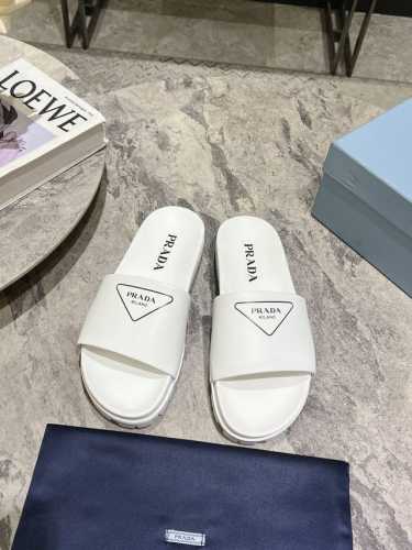 Prada 普拉达春夏情侣款经典款拖鞋 最新走秀系列，经典升级 舒适度与时髦度并存 每个颜色搭配都好看，设计搭配不同风格需求 鞋面：定制面料 内里: 定制内里