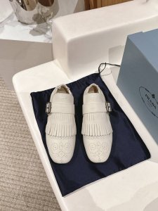 厂价半拖 乐福鞋 Prada 普拉达25Ss新品复古 走秀流苏乐福鞋半拖鞋系列 流苏搭配雕花工艺设计 网红Ins热捧 复古又时尚 上脚非常舒适又百搭！ 鞋面采用