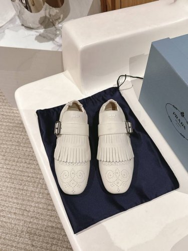 厂价半拖 乐福鞋 Prada 普拉达25Ss新品复古 走秀流苏乐福鞋半拖鞋系列 流苏搭配雕花工艺设计 网红Ins热捧 复古又时尚 上脚非常舒适又百搭！ 鞋面采用