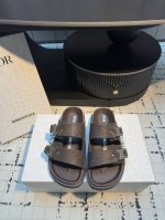 birkenstock X Dior情侣款全球限量联名款，联名单品重新诠释 Tokio 穆勒鞋和 Milano 凉鞋这两款勃肯标志性单品，将实用功能与优雅风范相