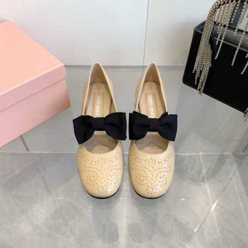 出厂价 顶级品质miumiu缪缪25春夏走秀新款new arrival～粗跟圆头玛丽珍蝴蝶结松紧带单鞋！复古冲孔雕花细节质感满满～复古时髦～配个彩色袜子超好看～