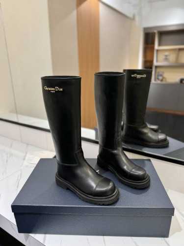 Dior 迪奥 24秋冬新款 筒靴 简约高级采用别具一格的设计元素打造醒目的外观。采用牛皮革打造，可轻松穿脱。从 book tote 手袋汲取灵感，顶部饰以双