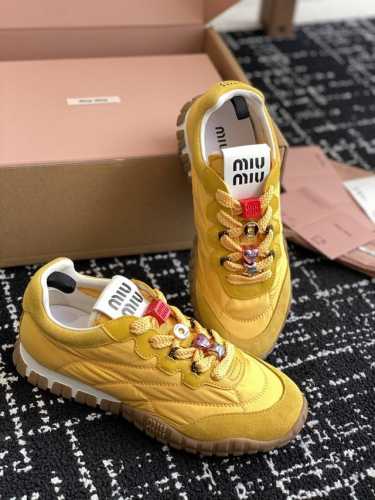 东莞代购级 配扣子 20 官网同步盒包装 MiuMiu 缪缪 25ss 春夏新款 饼干鞋 阿甘鞋休闲运动鞋miumiu最新爆款 前卫大胆的设计，Miu Miu风